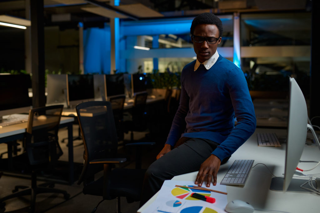 Étudiants participant à un atelier numérique organisé par Angola Tecnologia à Luanda.